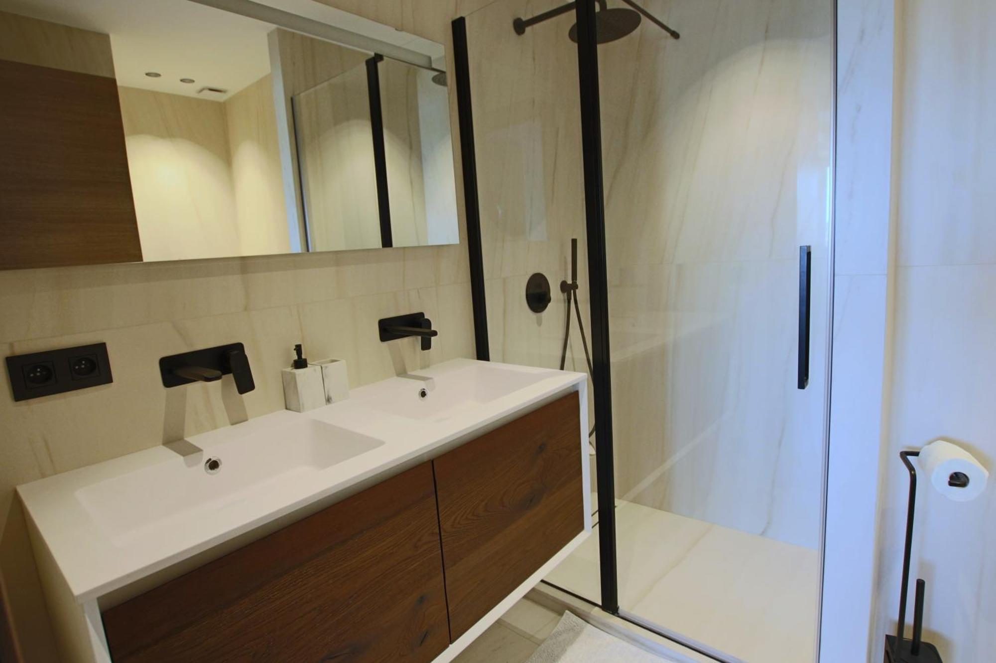 Completely Renovated On Bld Croisette, 3 Parental Bedrooms Appartement *